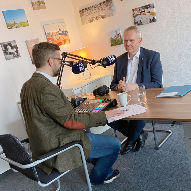 Schmuckbild: Minister Björn Thümler und Rundblick-Redakteur Niklas Kleinwächter sitzen sich gegenüber bei einer Podcast-Aufzeichnung.
