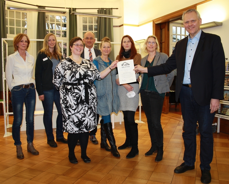 Minister Björn Thümler übergibt Vertretern der Gemeindebücherei Rastede die Urkunde „Bibliothek mit Qualität und Siegel“ .