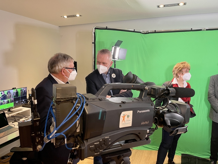 Minister Björn Thümler besichtigt den digitalen Studioraum der VHS Wildeshausen.