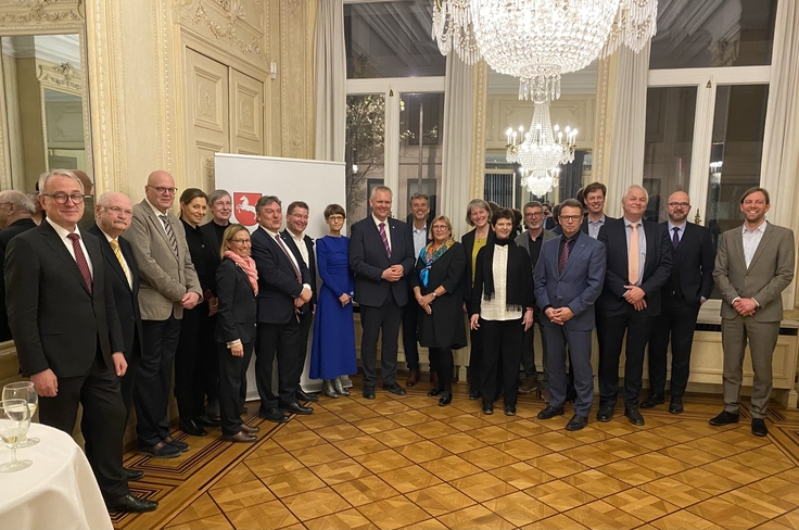 Gruppenbild mit Minister Björn Thümler und den Präsidentinnen und Präsidenten der niedersächsischen Hochschulen und