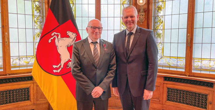 Schmuckbild: Prof. Dr. Wolfgang Ertmer und Wissenschaftsminister Björn Thümler im Gästehaus der Landesregierung.