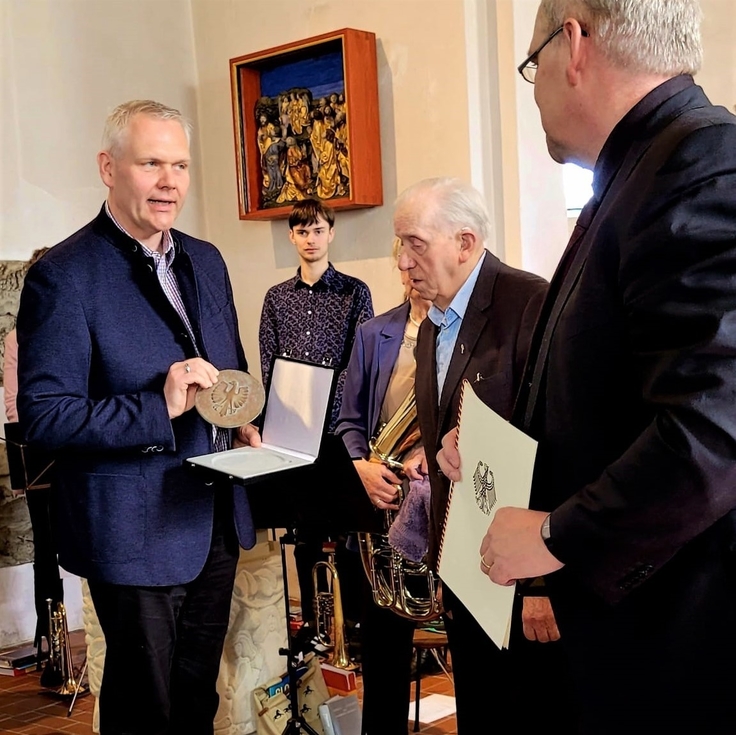 Minister Björn Thümler überreicht Pro-Musica-Plakette.