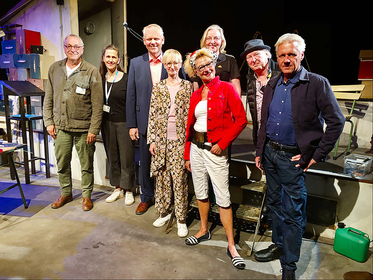 Niedersachsens Kulturminister Björn Thümler mit Vertreterinnen und Vertretern von fünf freien Theatern.