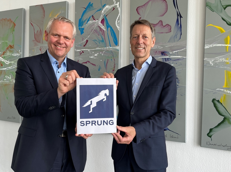 Minister Björn Thümler und Dr. Georg Schütte halten das SPRUNG-Logo