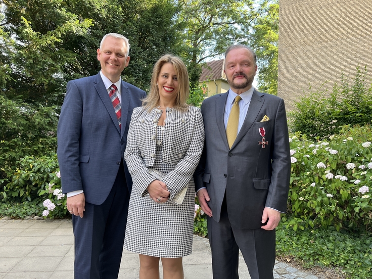 Björn Thümler (l.), Niedersachsens Minister für Wissenschaft und Kultur, Mahkameh Fürstin zu Schaumburg-Lippe und Alexander Fürst zu Schaumburg-Lippe am Gästehaus der Landesregierung.