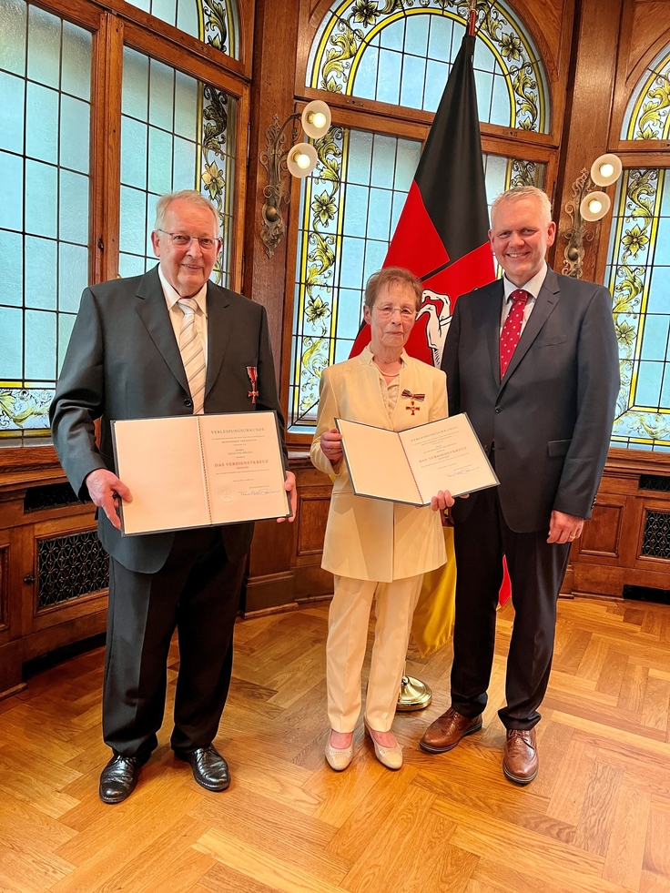 Minister Björn Thümler überreicht Orden und Urkunde an Heinz und Anna von Döllen