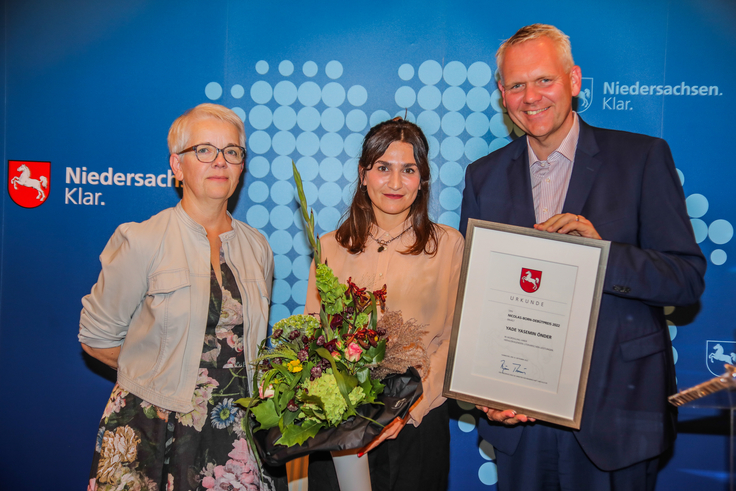 Nicolas Born Preis 2022: Laudatorin Kathrin Dittmer, Debütpreisträgerin Yade Yasemin Önder und Minister Björn Thümler.