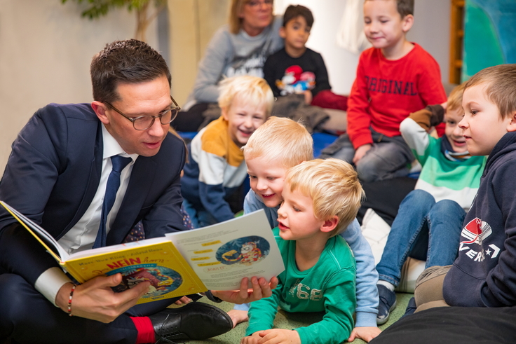 Falko Mohrs liest Kindern in der MHH-Kita vor.