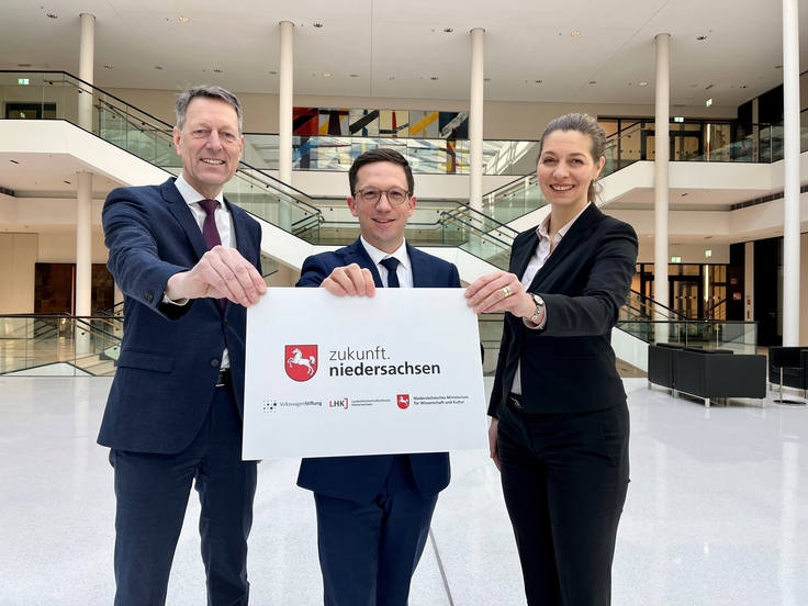 Stellen Agenda zukunft.niedersachsen vor (v.l.): Dr. Georg Schütte, Generalsekretär der VolkswagenStiftung, Falko Mohrs, Niedersächsischer Minister für Wissenschaft und Kultur, Prof. Dr. Susanne Menzel-Riedl, Vorsitzende der Landeshochschulkonferenz.