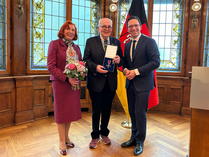 Niedersachsens Minister für Wissenschaft und Kultur Falko Mohrs übergibt Verdienstkreuz 1. Klasse des Niedersächsischen Verdienstordens an Robert Simon.