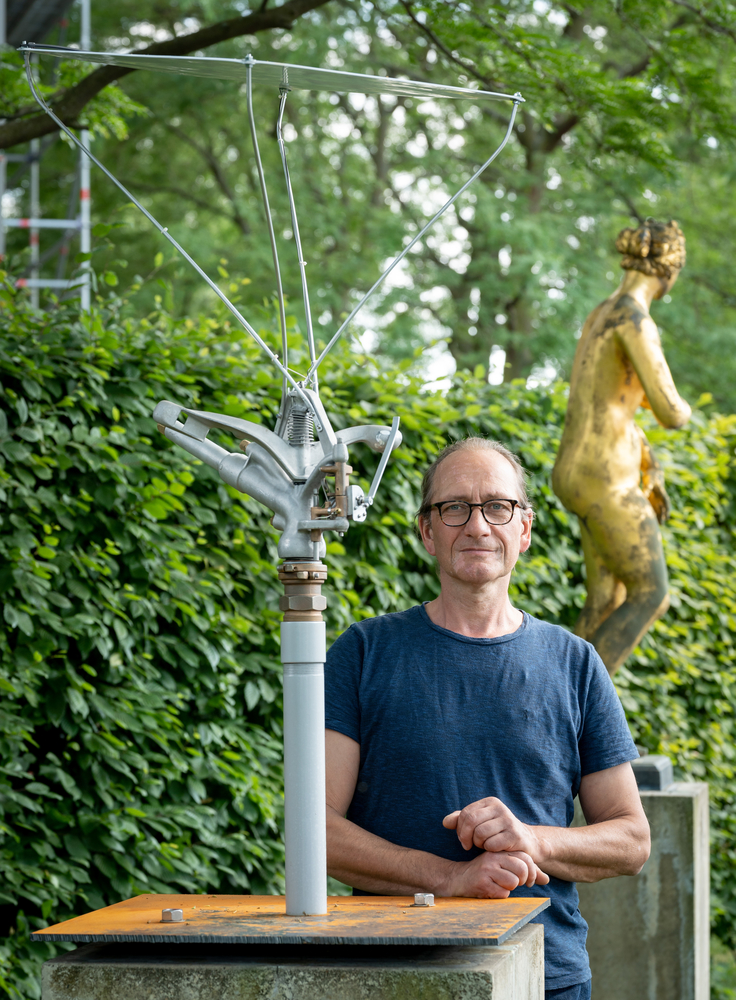 Ingo Schulz, Bildhauer und Klangkünstler aus der Region Braunschweig, vor seinem Werk „Trockenübung Solo“.