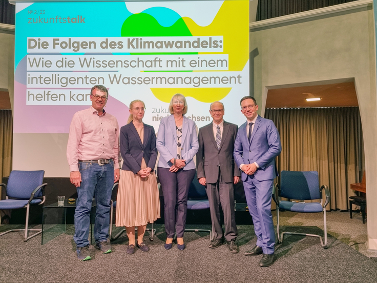 Auf dem Podium beim 2. Zukunftstalk: Prof. Andreas Rausch, Mareike Bothe-Fiekert, Prof. Heike Schenk-Mathes, Prof. Daniel Goldmann und Minister Falko Mohrs.