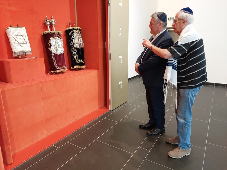 Staatssekretär Prof. Dr. Schachtner und Senior-Rabbiner Dr. Gábor Lengyel im Gemeindezentrum Etz Chaim.