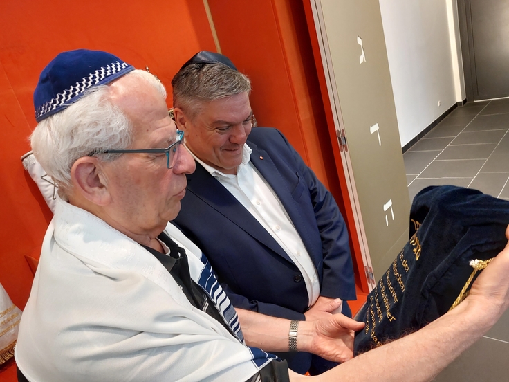 Staatssekretär Prof. Dr. Schachtner und Senior-Rabbiner Dr. Gábor Lengyel im Gemeindezentrum Etz Chaim.
