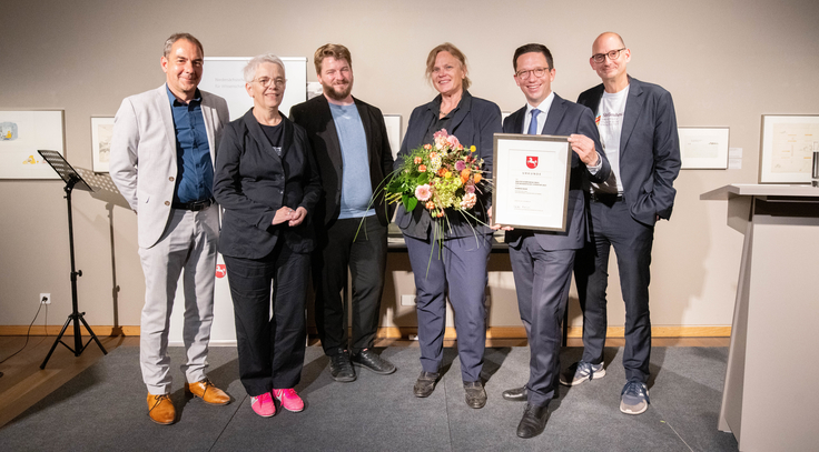 Schmuckbild: Niedersachsens Minister für Wissenschaft und Kultur Falko Mohrs hat die Schriftstellerin Karen Duve am Mittwochabend (27.09.2023) mit dem Walter Kempowski Preis für biografische Literatur ausgezeichnet.