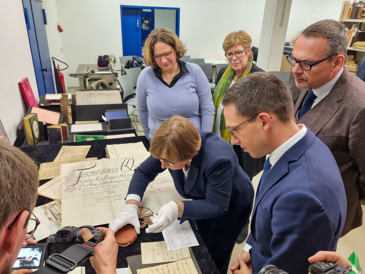 Schmuckbild: Präsentation der Hofbibliothek der Marienburg im Landesarchiv in Pattensen.