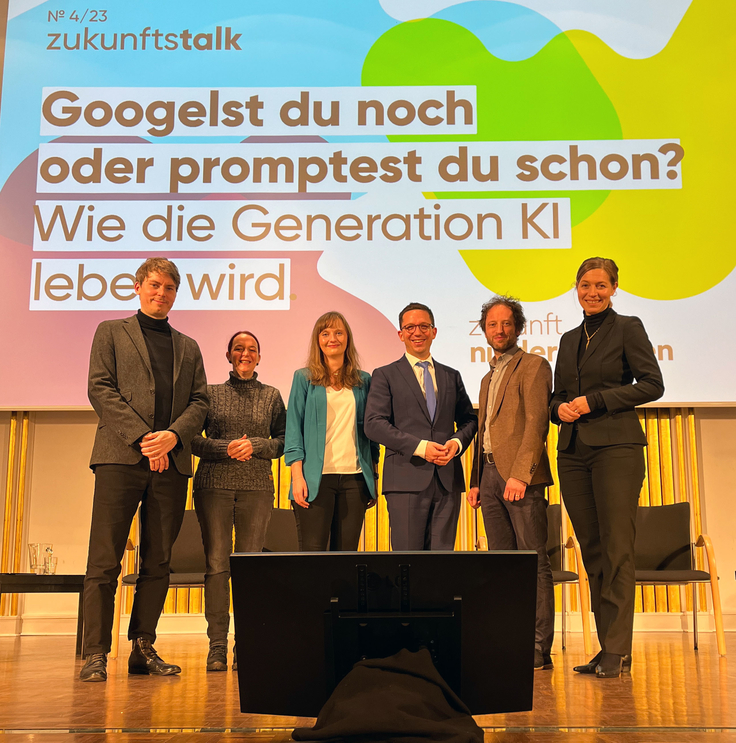 4. Zukunftstalk in der Aula der TU Osnabrück: (v.l) Prof. Rainer Mühlhoff, Lena Herrmann, Prof. Sofia Schöbel,Minister Falko Mohrs, Prof. Tim Kietzmann und Universitätspräsidentin Prof. Dr. Susanne Menzel-Riedl stehen auf der Bühne.