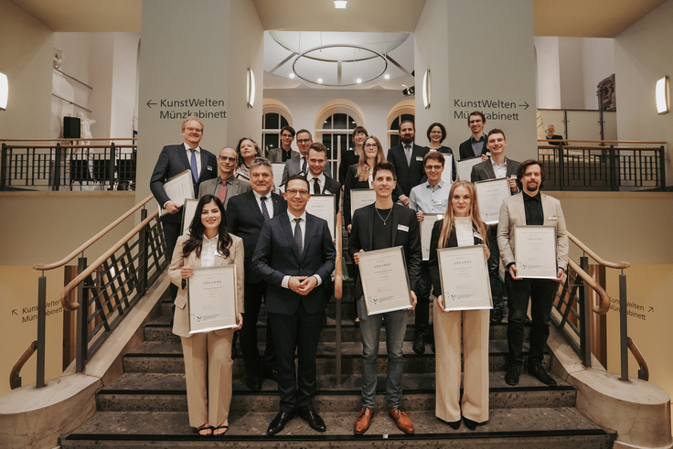 Wissenschaftspreis Niedersachsen 2023: Wissenschaftsminister Falko Mohrs, Staatssekretär Prof. Dr. Joachim Schachtner und die Preisträgerinnen und Preisträger.