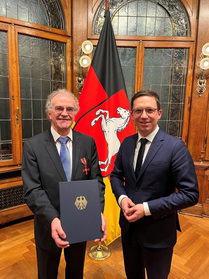 Prof. Klaus Kümmerer erhält das Bundesverdienstkreuz aus den Händen von Wissenschaftsminister Falko Mohrs