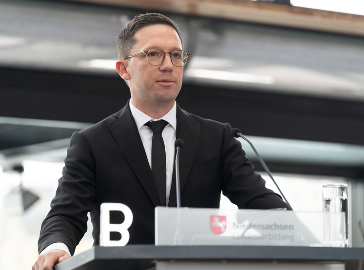 Minister Falko Mohrs spricht über deutsche Verantwortung nach dem Holocaust