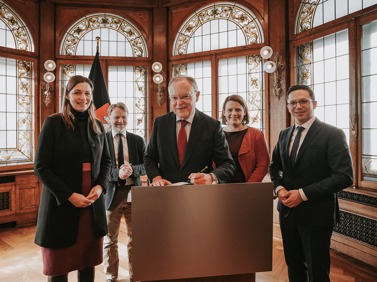 Ministerpräsident Stephan Weil unterzeichnet den Hochschulentwicklungsvertrag mit (v.l.) Prof. Dr. Susanne Menzel-Riedl (LHK), Gerald Heere (Finanzminister), Julia Willie Hamburg (stellv. Ministerpräsidentin), Falko Mohrs (Wissenschaftsminister).