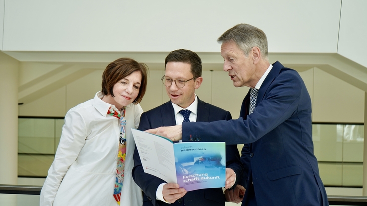 Forschung schafft Zukunft: WKN-Vorsitzende Prof. Dr. Jutta Allmendinger, Wissenschaftsminister Falko Mohrs und Dr. Georg Schütte, Vorstand der VolkswagenStiftung.