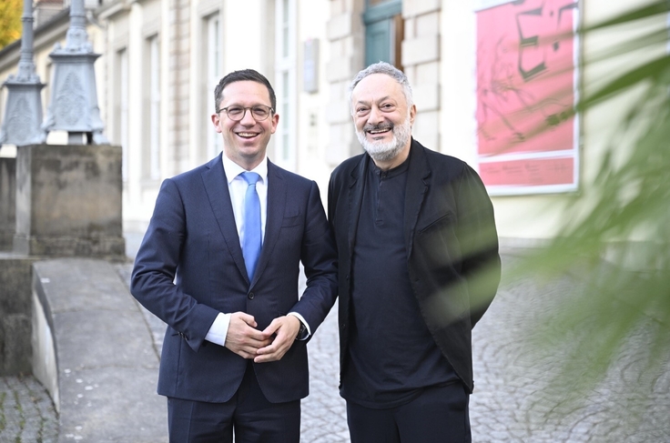 Niedersachsens Kulturminister Falko Mohrs (links) und Feridun Zaimoglu.