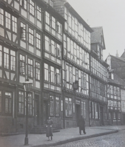 Die Fotografie aus dem 1930er Jahren zeigt, dass die Bergstraße leicht anstieg. Quelle: privat, Stefanie Waske