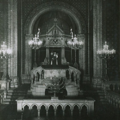 Blick in den Innenraum der Neuen Synagoge, der die prachtvolle Gestaltung auch in schwarz-weiß deutlich macht. Fotograf: Ernst Meyer, Quelle: Leo Baeck Institute