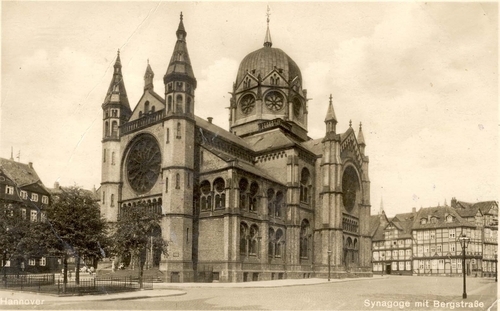 Die Neue Synagoge auf einer undatierten Postkarte, die den Charakter des Platzes sehr gut einfängt.
