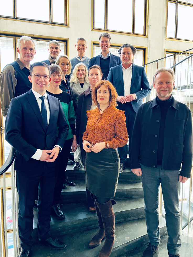 Niedersachsens Kulturminister Falko Mohrs (vorn, links) und die Mitglieder der neuen Kulturkommission des Landes bei einem Gruppenbild auf der Treppe.