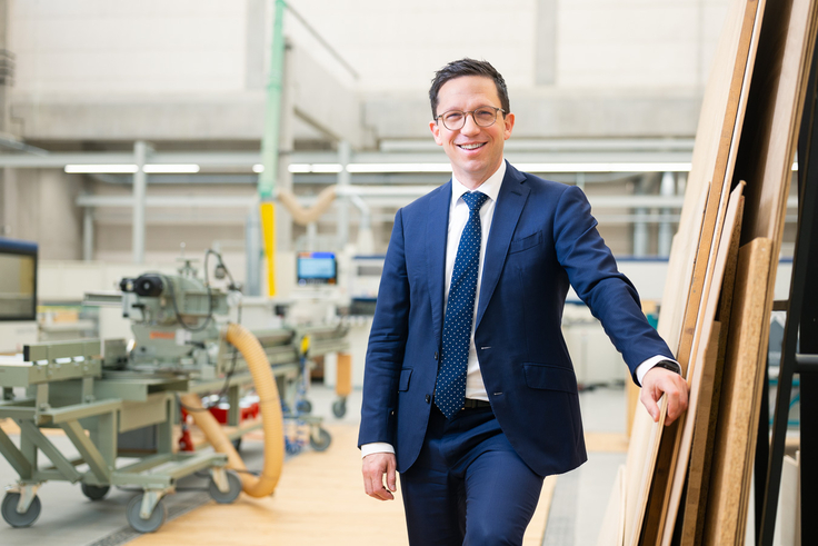 Der niedersächsische Minister für Wissenschaft und Kultur Falko Mohrs im November 2025 in einer Werkstatt