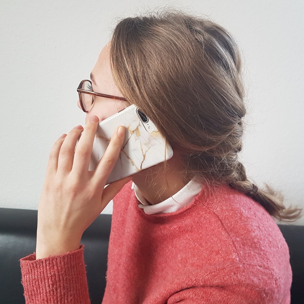 Eine Frau telefoniert mit ihrem Smartphone.