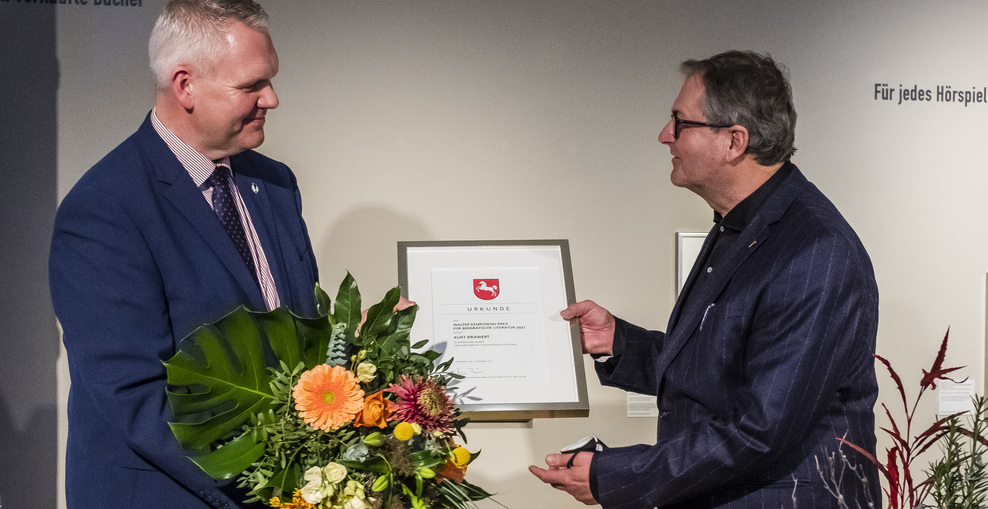 Walter Kempowski Preis für biografische Literatur 2021: Kulturminister Björn Thümler mit dem Preisträger Kurt Drawert.