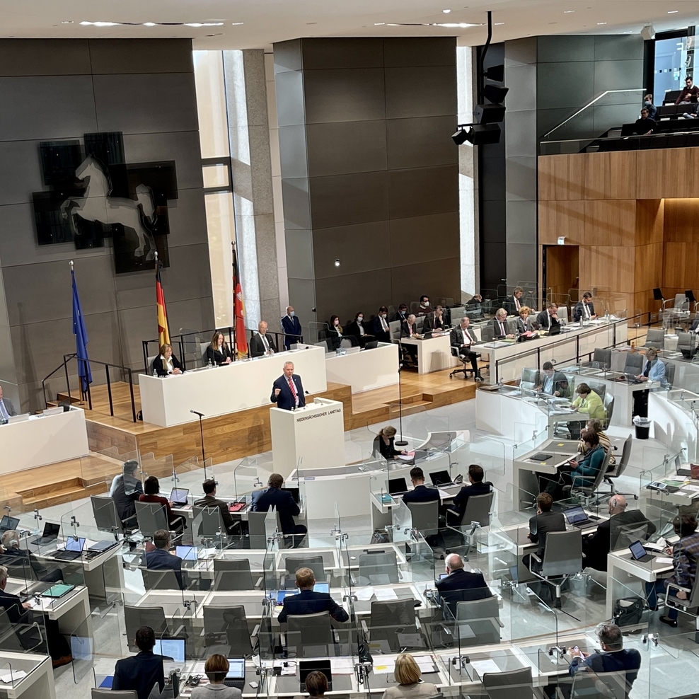 Blick ins Plenum des Niedersächsischen Landtag während einer Rede von Minister Björn Thümler.