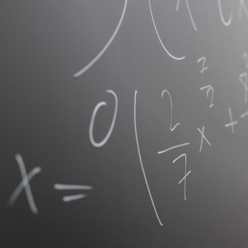 Symbolbild für Studium und Lehre: eine mathematische Gleichung auf einer Tafel.