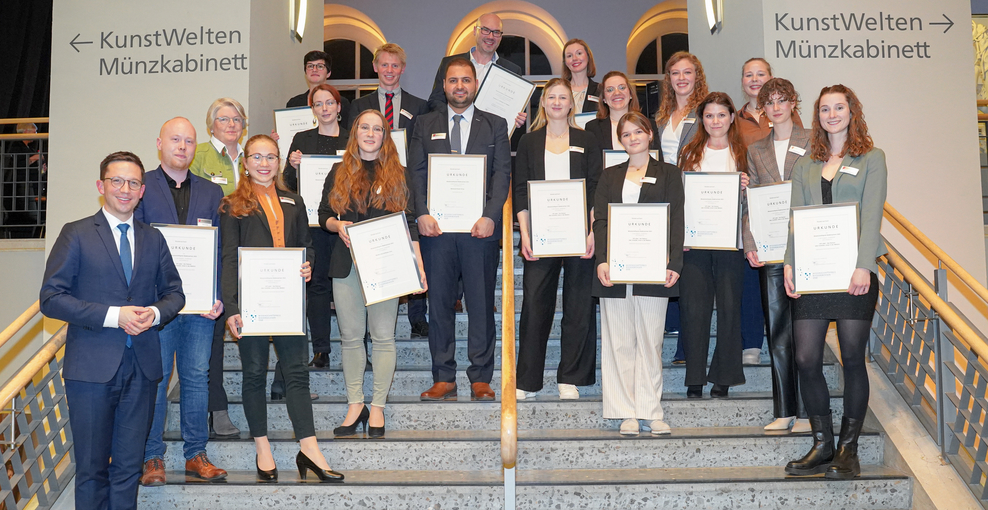 Gruppenfoto der Preisträgerinnen und Preisträger des Wissenschaftspreises Niedersachsen 2022 zusammen mit Minister Falko Mohrs