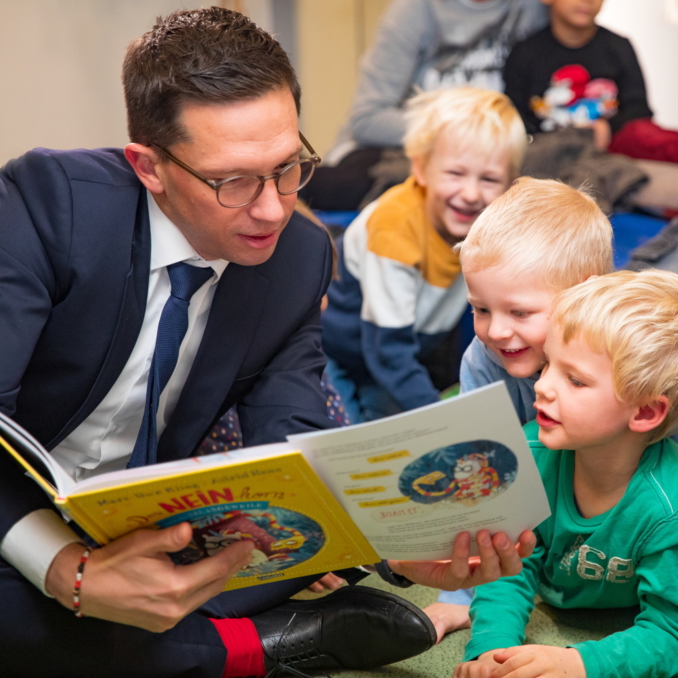 Falko Mohrs liest Kindern in der MHH-Kita vor.