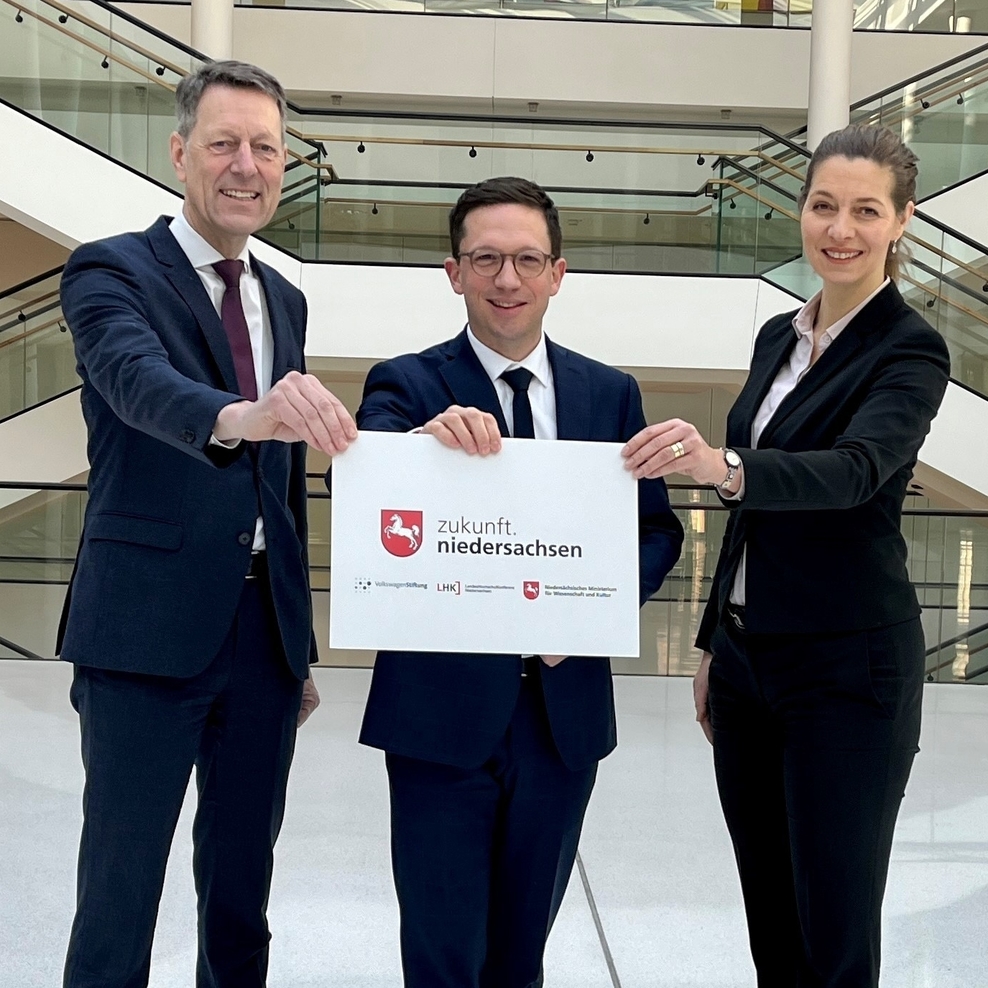 Schmuckbild mit drei Personen: Dr. Georg Schütte, Generalsekretär der VolkswagenStiftung, Wissenschaftsminister Falko Mohrs, Prof. Dr. Susanne Menzel-Riedl, Vorsitzende der Landeshochschulkonferenz