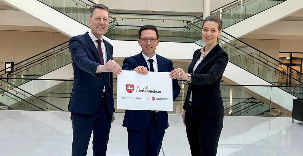 Schmuckbild mit drei Personen: Dr. Georg Schütte, Generalsekretär der VolkswagenStiftung, Wissenschaftsminister Falko Mohrs, Prof. Dr. Susanne Menzel-Riedl, Vorsitzende der Landeshochschulkonferenz