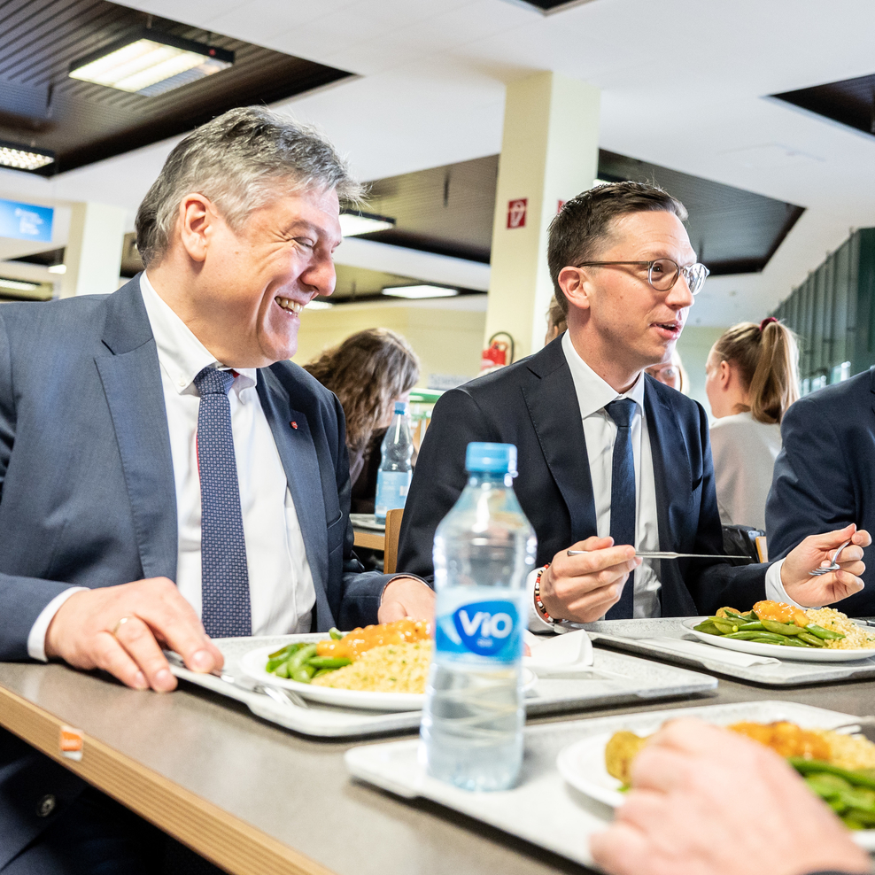 Schmuckbild: Staatssekretär Joachim Schachtner und Minister Falko Mohrs in der Hauptmensa des Studentenwerks Hannover.