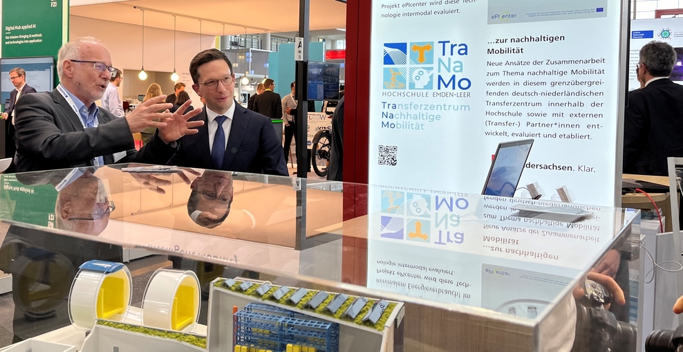Schmuckbild: Falko Mohrs auf dem MWK-Gemeinschaftsstand auf der Hannover Messe.