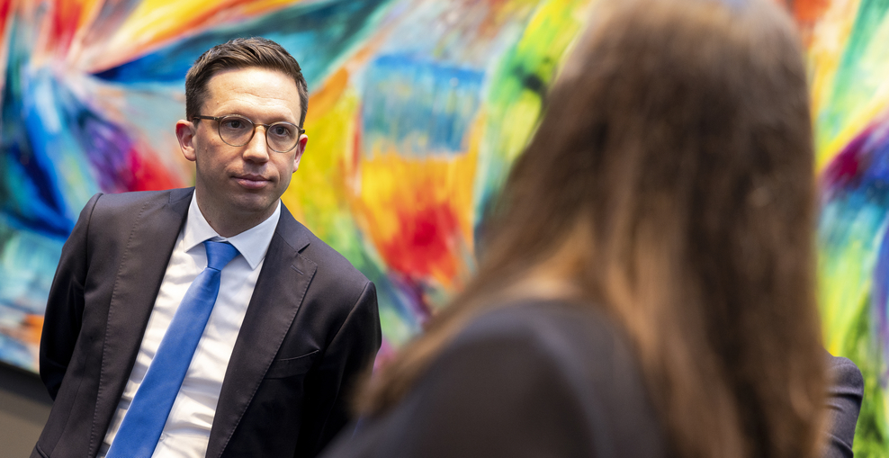 Schmuckbild: Minister Falko Mohrs in der Kunsthalle Emden