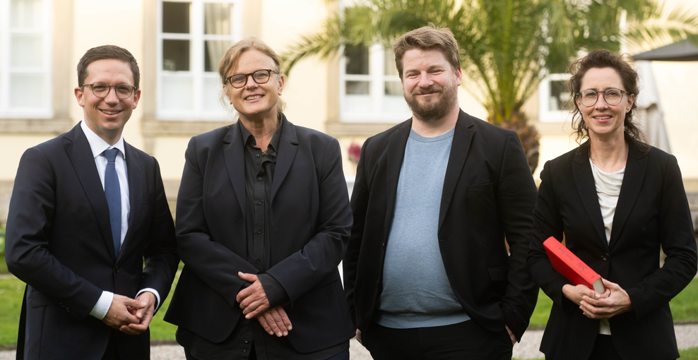 Schmuckbild: Niedersachsens Minister für Wissenschaft und Kultur Falko Mohrs hat die Schriftstellerin Karen Duve am Mittwochabend (27.09.2023) mit dem Walter Kempowski Preis für biografische Literatur ausgezeichnet.