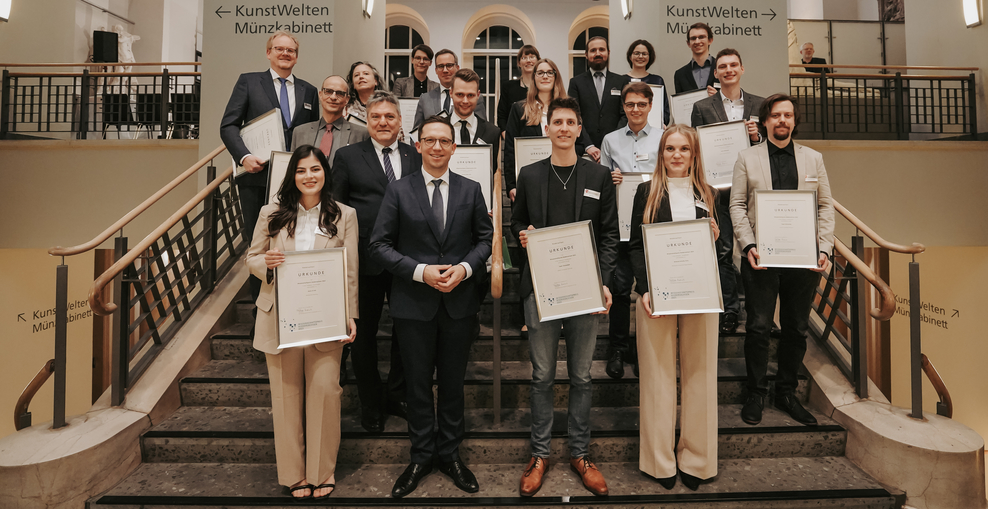 Wissenschaftspreis Niedersachsen 2023: Wissenschaftsminister Falko Mohrs, Staatssekretär Prof. Dr. Joachim Schachtner und die Preisträgerinnen und Preisträger.