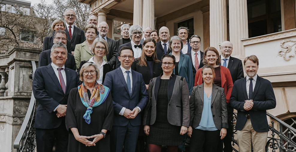 Unterzeichnung des Hochschulentwicklungsvertrags: Die Präsidentinnen und Präsidenten der nds. Hochschulen sowie unterzeichnende Kabinettsmitglieder am Gästehaus der Landesregierung.