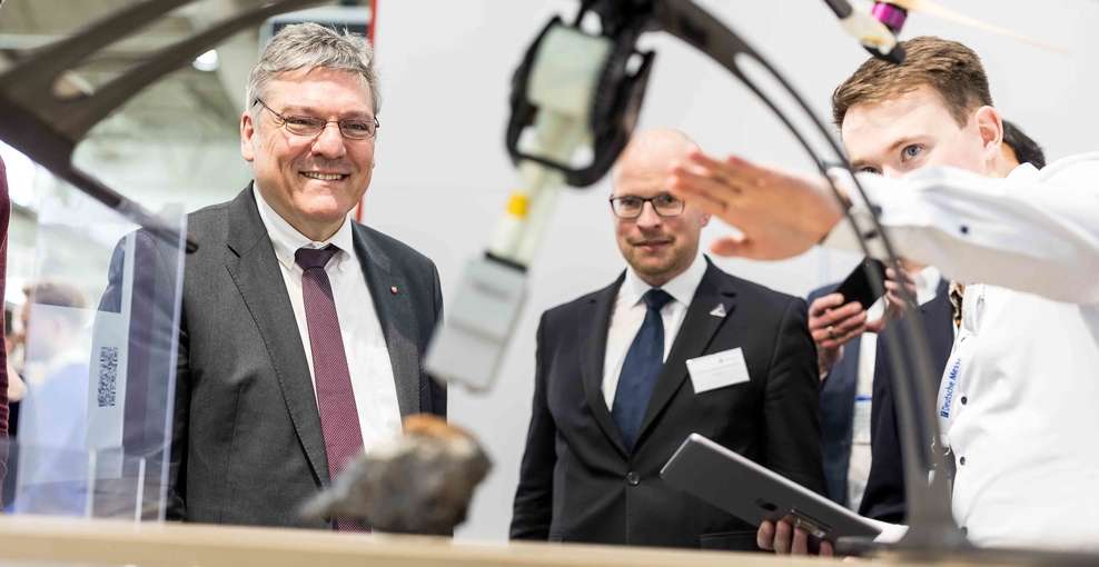 Staatssekretär Prof. Joachim Schachtner auf der Hannover Messe 2023.