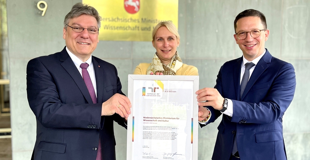 Staatssekretär Prof. Joachim Schachtner, Abteilungsleiterin Dr. Sandra Roddewig und Minister Falko Mohrs mit dem Zertifilkat um "audit berufundfamilie +vielfalt".
