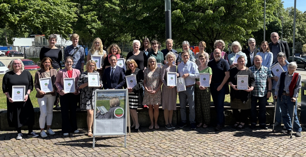 Kulturminister Falko Mohrs verleiht 26 niedersächsischen Buchhandlungen die Auszeichnung „Prädikatsbuchhandlung – Partner für Leseförderung“.