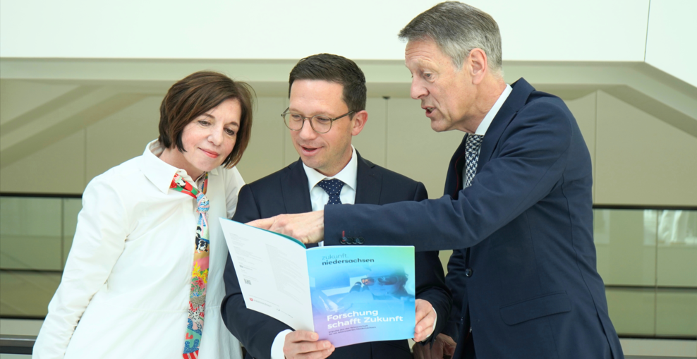 Niedersachsens Wissenschaftsminister Falko Mohrs zusammen mit Jutta Allmendinger und Georg Schütte im Landtag von Niedersachsen
